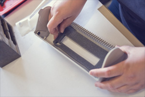 A seconda delle esigenze, l'addetto allo stampaggio termoplastico effettua l'assemblaggio e lo scatolamento direttamente a bordo macchina.